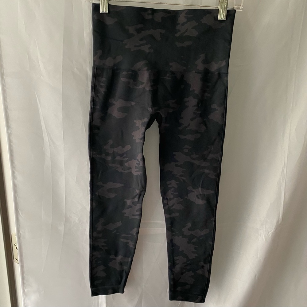 Spanx‎ Look At Me Now Seamless Leggings Black Camo size Large - Picture 8 of 9